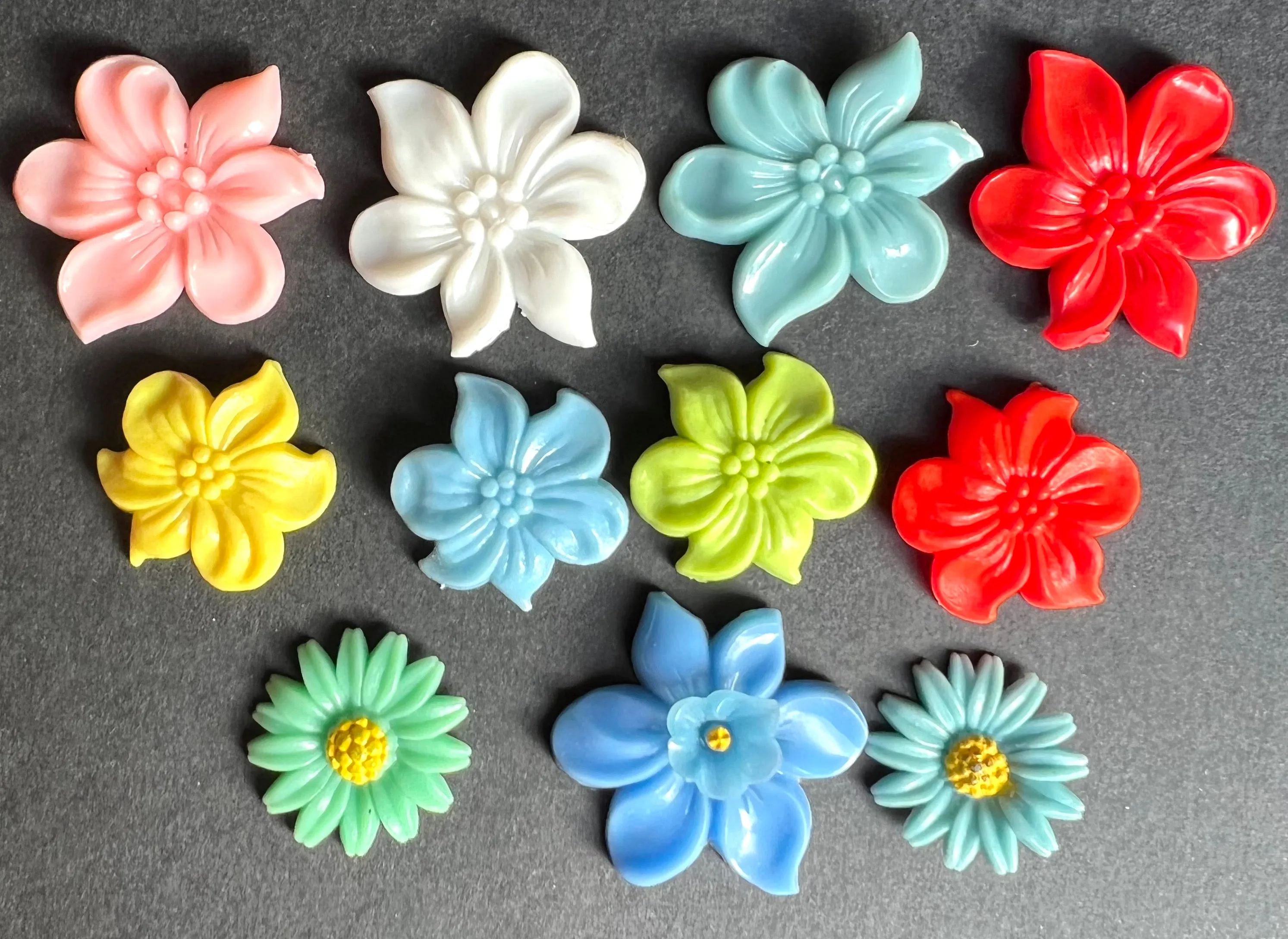 Charming Vintage Flower Cabochons - 2cm - 3cm wide